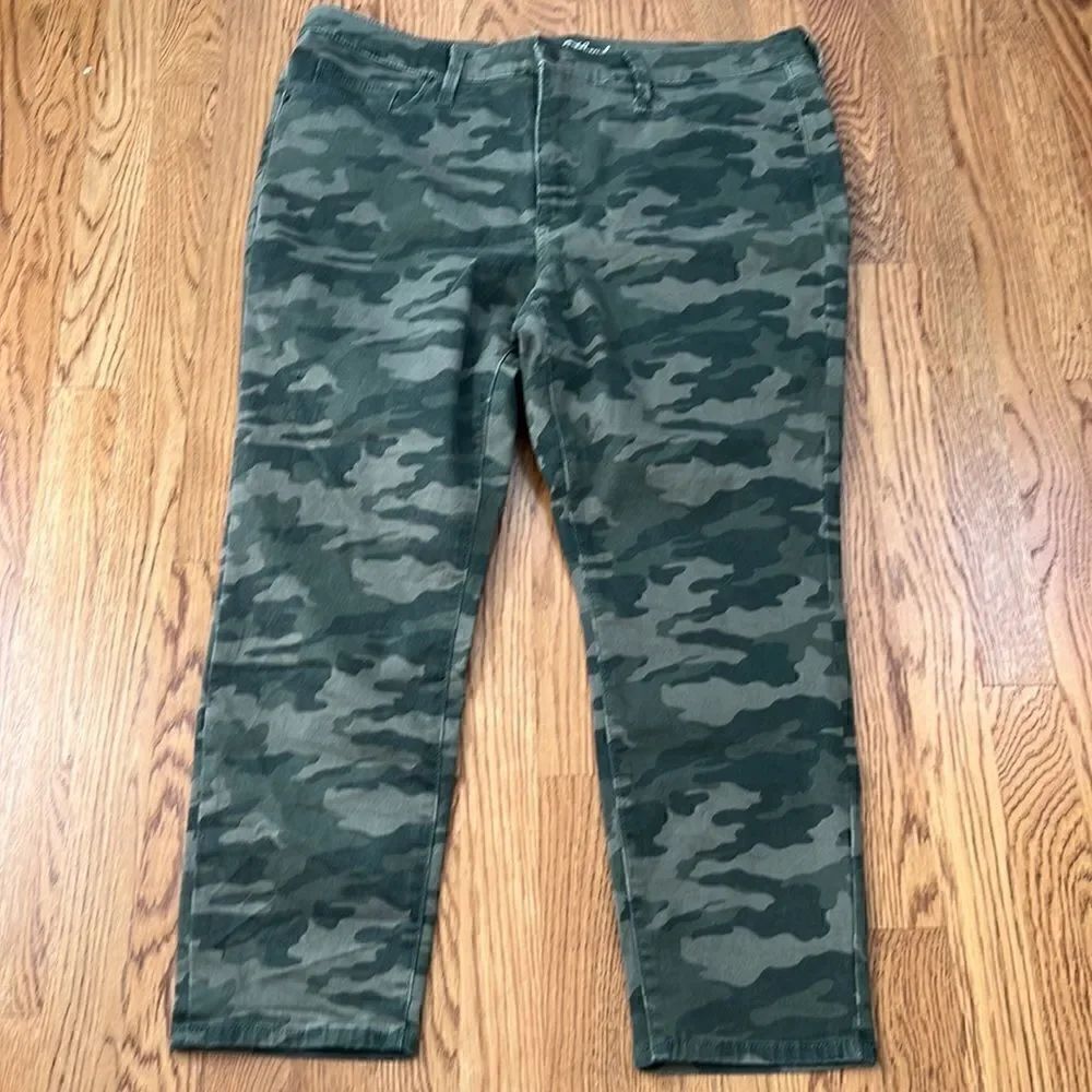 Universal Thread High Rise Crop Camo Jean 18/34